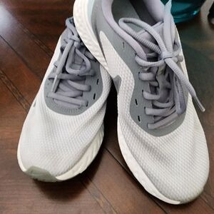 Nike Women Running Shoes Revolution 5 Gray Color Low Top Lace Up USA Seller